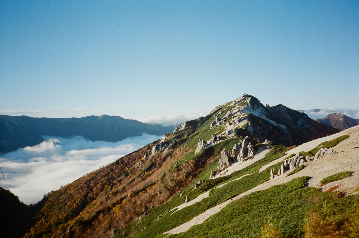 Sample image taken on the Kodak Snapic A1: mountain ridge above a sea of clouds